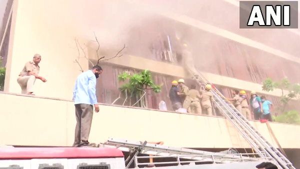 લખનઉની હોટલમાં લાગી આગ, ઓક્સિજન માસ્ક પહેરી અંદર ફસાયેલા લોકોને બચાવવામાં લાગી ટીમ