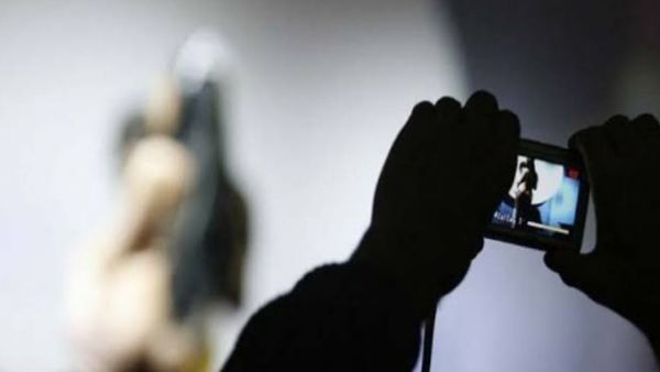 વોર્ડ બોયે નહાતી મહિલાનો બનાવી લીધો વીડિયો, બ્લેકમેલ કરી કરાવ્યુ આ કામ