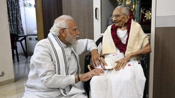 જન્મદિવસ પર બોલ્યા પીએમ મોદી- પર માં ને મળવા ના જઇ શક્યો પરંતુ લાખો માતાઓએ આપ્યા આશિર્વાદ