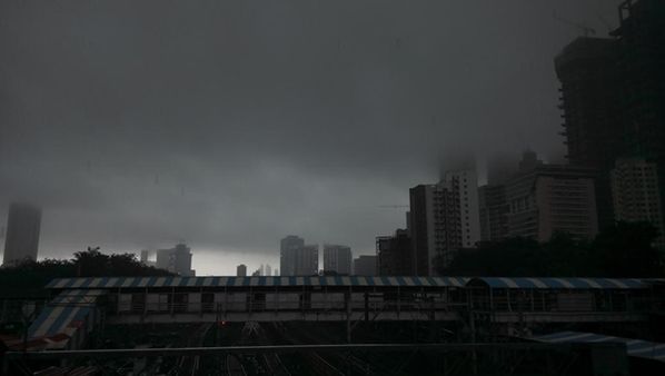 Mumbai Rain Update : મુંબઈમાં બારે મેઘ ખાંગા, જુઓ વીજળી અને તારાજીના દ્રશ્યો