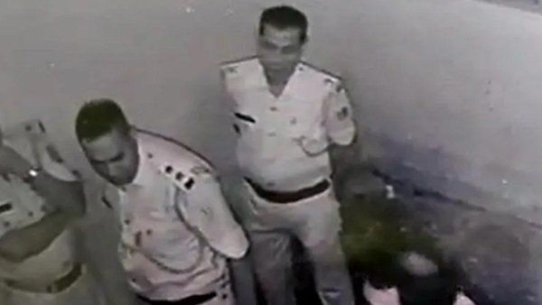 બે કલાક બાદ પોલીસકર્મીઓને મુક્ત કરાયા