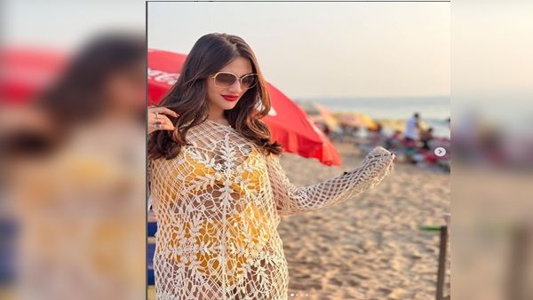 નુસરતે એનિમલ પ્રિન્ટ સાથે બ્લુ અને ઓરેન્જ બિકીની પહેરી