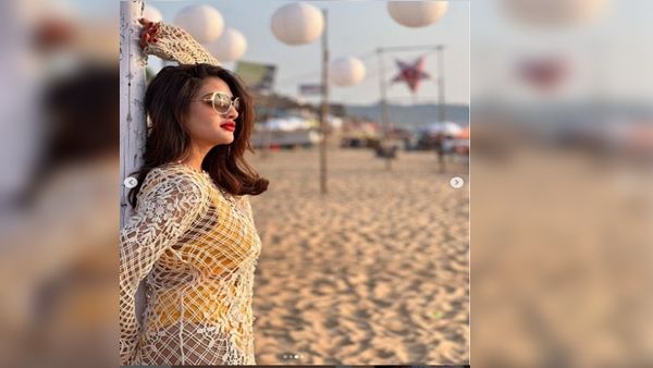 તેમની આંખો એક બાજુ જોઈ રહી છે