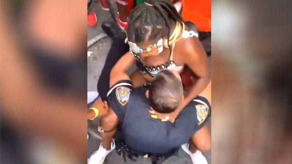 બંનેએ રસ્તા વચ્ચે અશ્લિલ ડાન્સ કર્યો