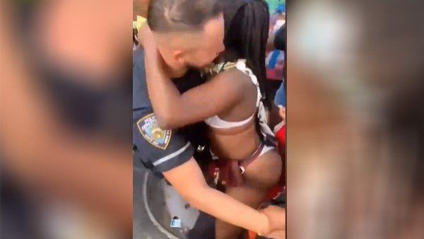 પોલીસકર્મી વર્દીની ગરિમા ભૂલ્યો