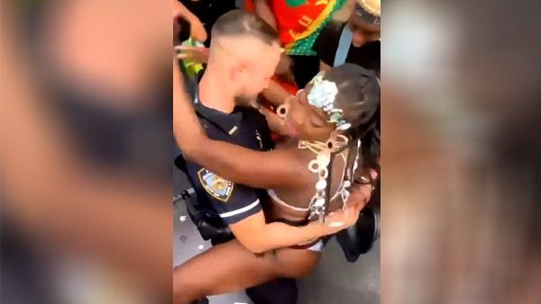 પોલીસકર્મીએ હદ વટાવી, જાહેરમાં મહિલા ડાન્સર સાથે અશ્લીલ ડાન્સ કરતો વીડિયો વાયરલ!