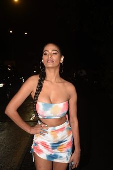 પૂનમ પાંડે બોલ્ડ લાગી રહી છે પૂનમ પાંડે બોલ્ડ લાગી રહી છે