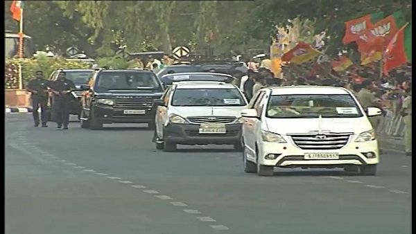 અમદાવાદ: એમ્બ્યુલન્સને રસ્તો આપવા PM મોદીએ ઉભો રખાવ્યો કાફલો, અમદાવાદથી ગાંધીનગર જઇ રહ્યા હતા PM