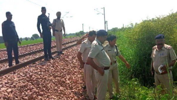 રેપનો વિરોધ કરતા મહિલાને દરીંદાઓએ ચાલુ ટ્રેને નિચે ફેંકી, કોચમાં રડતુ બાળક મળ્યુ