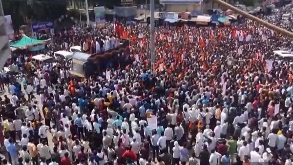 ડીસા: ધારાસભ્ય શશિકાંત પંડ્યાએ લવ જેહાદ વિરૂદ્ધ કરી રેલી, ભીડ બેકાબુ થતા પોલીસનો લાઠીચાર્જ