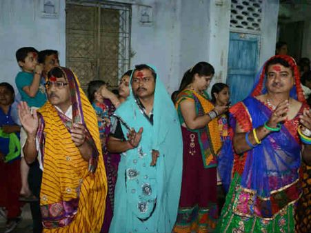 નવરાત્રિના 8મા દિવસે રાત્રે સાડી પહેરીને ગરબા કરે છે પુરુષો નવરાત્રિના 8મા દિવસે રાત્રે સાડી પહેરીને ગરબા કરે છે પુરુષો