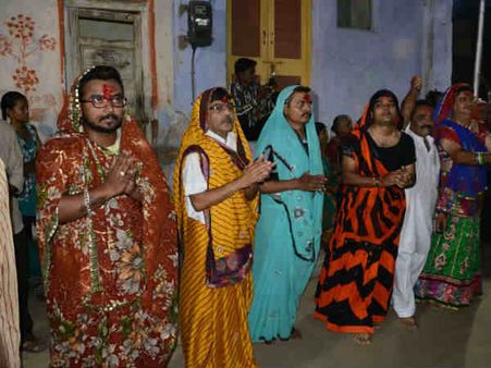 પુરુષો સાડી પહેરીને ગરબા કરે છે પુરુષો સાડી પહેરીને ગરબા કરે છે