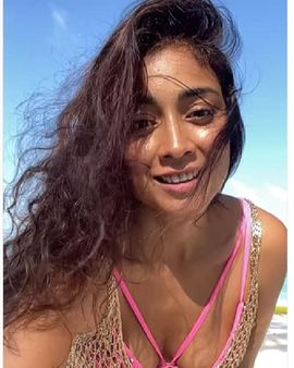 બીચ પર ગ્લેમરસ પોઝ આપ્યા