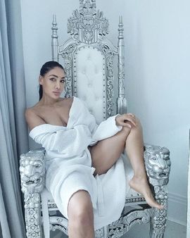 સોફિયાએ ખુરશી પર બેસીને પોઝ આપ્યા