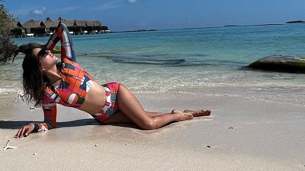 બિકીની સૂટમાં બીચ પર સુઈને ચીલ કરતી જોવા મળી સની લિયોન, ફોટોએ ઈન્ટરનેટ સળગાવ્યુ!