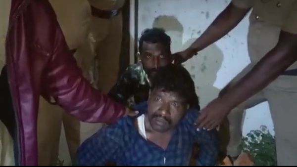 દારૂની દુકાનમાંથી ચોર ઝડપાયા