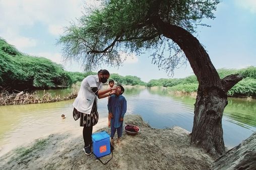આરોગ્યકર્મીઓને સલામ, છેક બોર્ડર સુધી પોલિયોના ટીપા પહોંચાડી રહ્યા છે પિન્કીબેન!