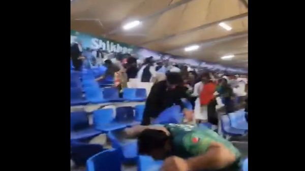 અફઘાનિસ્તાનના ચાહકો પર ખુરશીઓ વડે હુમલો કર્યો અફઘાનિસ્તાનના ચાહકો પર ખુરશીઓ વડે હુમલો કર્યો