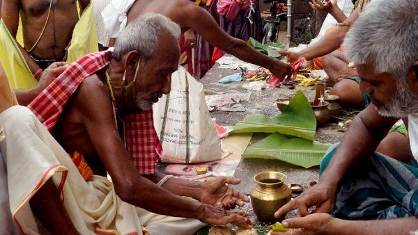 Sarva Pitru Amavasya 2022: 25 સપ્ટેમ્બરે સર્વપિતૃ અમાસ પર ત્રિવેણી પૂજનથી દૂર થશે બધા સંકટ