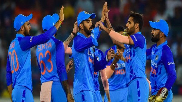 ઘણી બધી વસ્તુ પર ફોકસ કરવાનું છે :પોસ્ટ મેચ પ્રેઝન્ટ પ્રેઝન્ટેશન્સ માં કેપ્ટન રોહિત શર્માએ કહ્યું હતું કે આજીત મહત્વની છે પરંતુ અમારે હજી પણ ઘણી મહેનત કરવાની છે બીજી ઘણી વસ્તુ ઉપર ફોકસ કરવાનું છે અને તેના પર ધ્યાન દેવાની ઘણી જરૂર છે ત્યાં જો તમે કોઈ પણ કમી છોડો જીતવાની શક્યતા ઘટી જાય છે અહીં એક પણ વસ્તુ જો ખોટી સાબિત થાય તો મેસ નું ગણિત પલટાઈ જાય છેરોહિત શર્મા