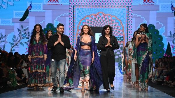 મલાઈકા અરોરાએ લેકમે ફેશન વીકના રેમ્પ વૉકમાં બતાવી હૉટ અદાઓ, ઘાયલ થયા ફેન્સ