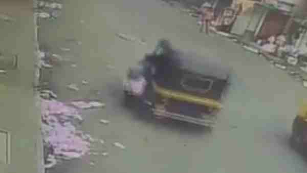 Video Viral: 21 વર્ષની કૉલેજ છાત્રાની રિક્ષાવાળાએ કરી છેડતી, હાથ પકડીને 500 મીટર સુધી ઢસડી ગયો