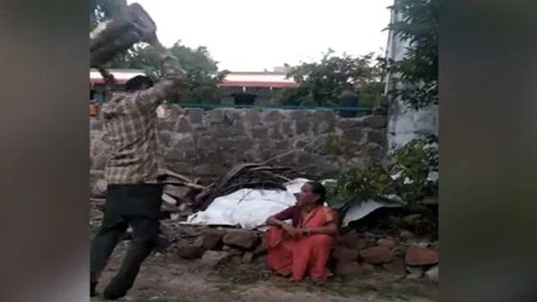 પેન્શનના પૈસા ના આપ્યા તો કપૂતે નિર્દયતાપૂર્વક માનુ માથુ ફોડી નાખ્યુ, વાયરલ થયો Video