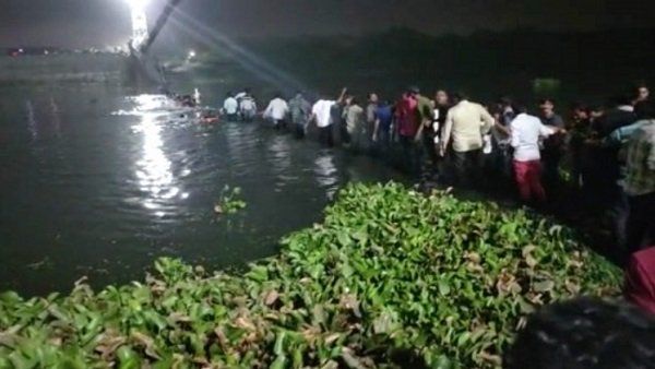 'અમે લોકોને બચાવવા નદીમાં કૂદ્યા' 'અમે લોકોને બચાવવા નદીમાં કૂદ્યા'