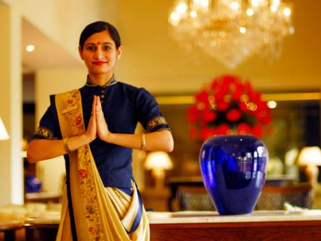 આ લોકોનું ક્યારેય અભિવાદન ન કરવું, નહીંતર પાપના ભાગીદાર બની જશે