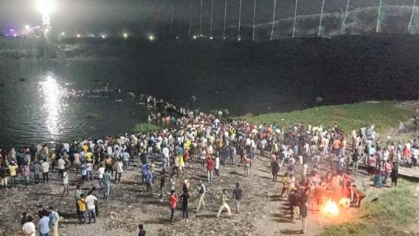 પળવારમાં પુલ તૂટી પડ્યો