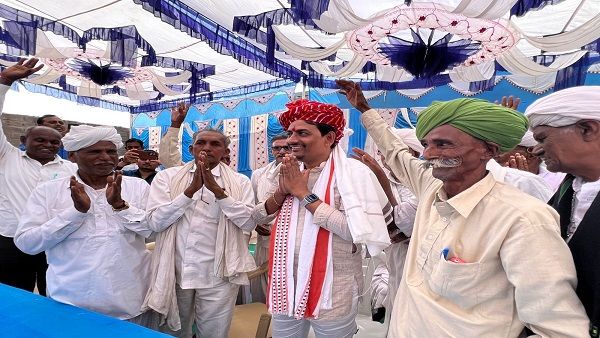 અલ્પેશ ઠાકોરે રાધનપુરમાં જનસભા સંબોધી, ઠાકોર સમાજે સપોર્ટ જાહેર કર્યો