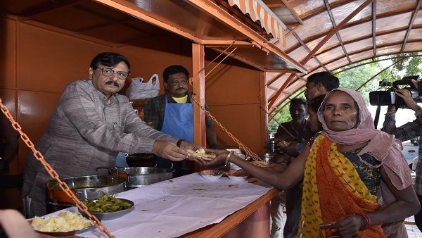 ગાંધીનગરના કડિયાનાકાએ શ્રમિક અન્નપૂર્ણા યોજના હેઠળ શ્રમિકોને ભોજન પીરસતા શ્રમમંત્રી