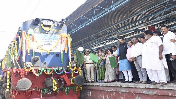 ભાવનગર થી અમદાવાદ ઇન્ટરસિટી ટ્રેનને આજરોજ લીલી ઝંડી આપી જીતુભાઇ વાઘાણીએ