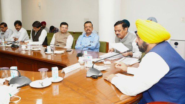 CM ભગવંત માને ઉચ્ચ અધિકારીઓ સાથે કરી બેઠક, વિકાસ કાર્યોમાં સ્પિડ વધારવાના આપ્યા આદેશ