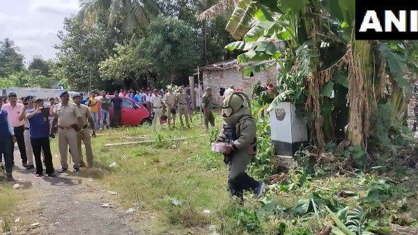 West Bengal: બોમ્બને બોલ સમજીને રમવા લાગ્યા બાળકો, થયો બ્લાસ્ટ, પછી....