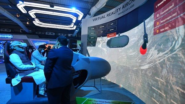વર્ચ્યુઅલ રિયાલિટી ફ્લાઈટ સિમ્યુલેટરમાં બેસીને વડાપ્રધાન નરેન્દ્ર મોદીએ વર્ચ્યુઅલ પાયલટ ટ્રેનિંગની સફર માણી