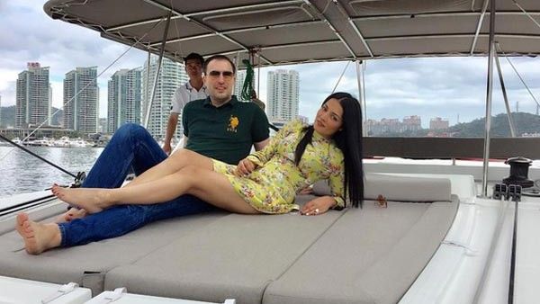 સેલિના જેટલી-પીટર હાગ સેલિના જેટલી-પીટર હાગ