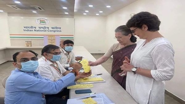 ગાંધી પરિવારે પણ કર્યું મતદાન ગાંધી પરિવારે પણ કર્યું મતદાન