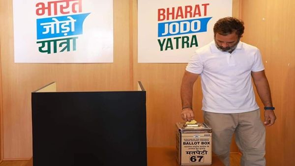 રાહુલ ગાંધીએ ભારત જોડો યાત્રા દરમિયાન જ મતદાન કર્યું રાહુલ ગાંધીએ ભારત જોડો યાત્રા દરમિયાન જ મતદાન કર્યું