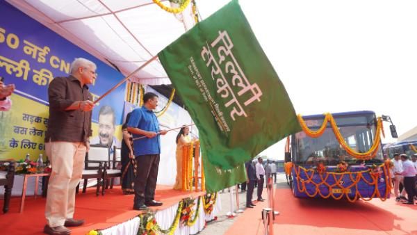 દિલ્હીના લોકોને કેજરીવાલ સરકારની મોટી ભેટ, 50 નવી CNG બસોની લીલી ઝંડી અપાઇ