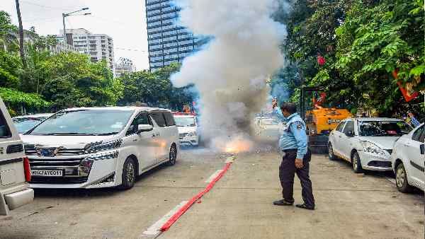 મુંબઇમાં પરવાનગી વગર ફટાકડા વેચવા પર પ્રતિબંધ મુંબઇમાં પરવાનગી વગર ફટાકડા વેચવા પર પ્રતિબંધ