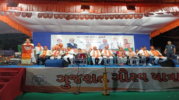 ગુજરાત ગૌરવ યાત્રા : વલસાડ ખાતે પૂર્ણેશ મોદીએ જાહેર સભ સંબોધી