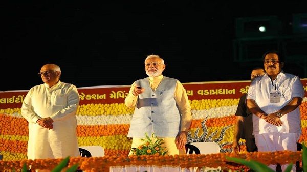 મોદીના હસ્તે મોઢેરા સૂર્યમંદિર ખાતે સૌર ઊર્જા સંચાલિત 3-ડી પ્રોજેકશન મેપિંગ શો અને હેરીટેજ લાઇટિંગનો પ્રારંભ