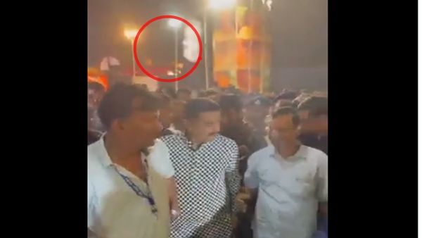 કેજરીવાલ પર પાણીની બોટલ ફેંકવામાં આવી