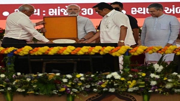 પીએમ મોદીએ અંબાજીના કર્યા દર્શન, ભુપેન્દ્ર પટેલે પીએમને કલ્પવૃક્ષની ભેટ અર્પણ કરી