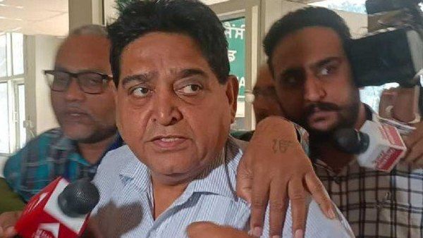 વિજિલન્સની ટીમે 3 પૂર્વ નેતાઓની કરી ધરપકડ વિજિલન્સની ટીમે 3 પૂર્વ નેતાઓની કરી ધરપકડ