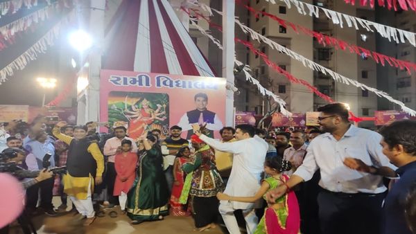 રાઘવ ચઢ્ઢા લોકો સાથે પૂરા ઉત્સાહ સાથે ગરબા રમ્યા રાઘવ ચઢ્ઢા લોકો સાથે પૂરા ઉત્સાહ સાથે ગરબા રમ્યા