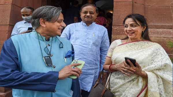 શશિ થરૂર સાથે ઘણા વિવાદો જોડાયા હતા