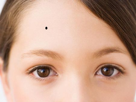 કપાળની જમણી બાજુએ તલ