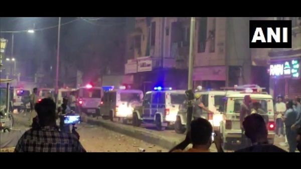 વડોદરામાં બે જૂથ વચ્ચે હિંસાક અથડામણ, તોફાનીઓએ પોલીસ પર ફેંક્યા પેટ્રોલ બોમ્બ